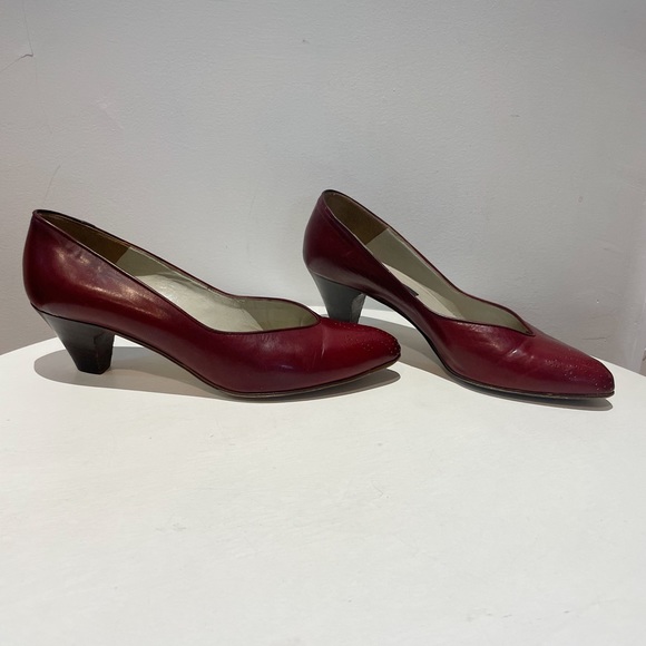 Vintage 70s Nickels Oxblood/Burgundy Leather Pumps with Tooled Toe Design - Picture 3 of 12